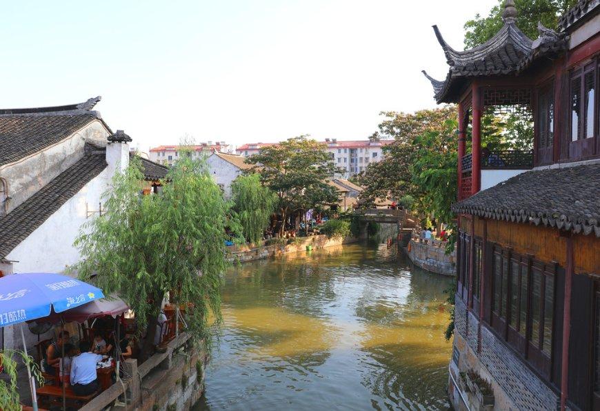 杨钰莹终究是老了，在美颜下看似年轻，但身材却暴露了真是年龄！